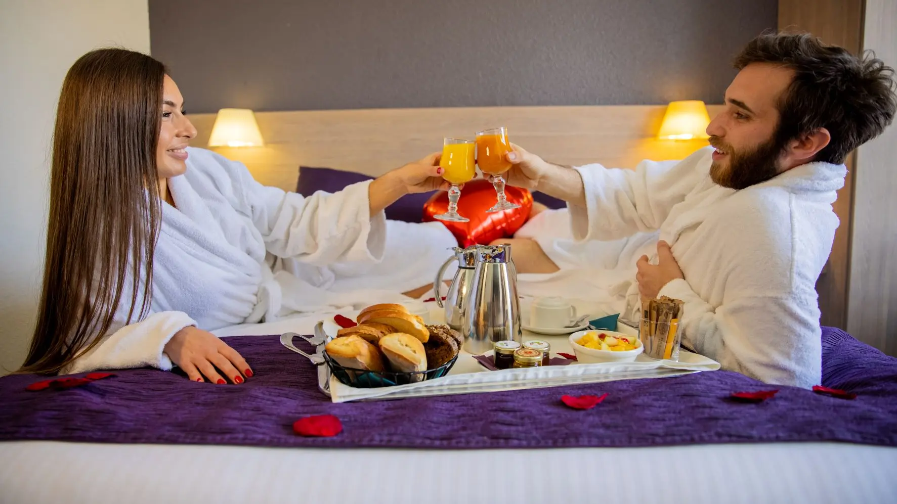 Petit-déjeuner en chambre en amoureux