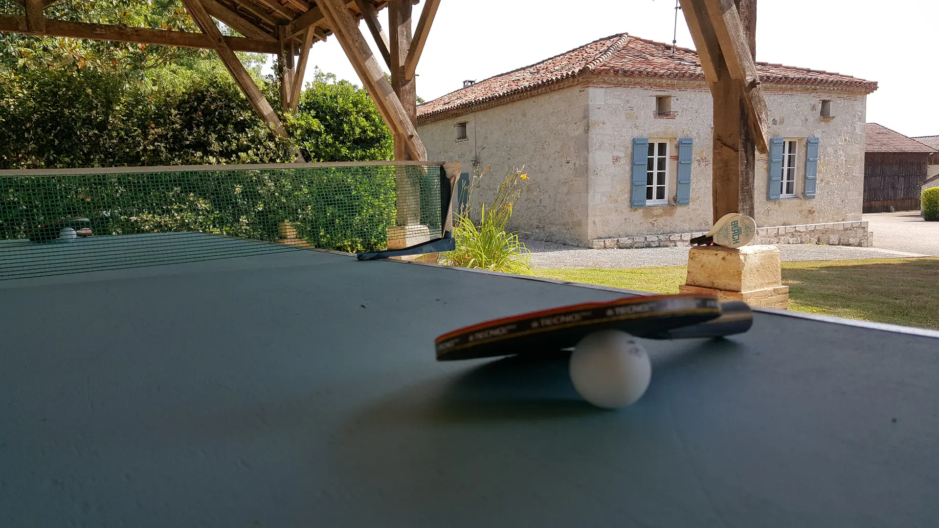 le pming pong à ,l'abris du soleil et de la pluie