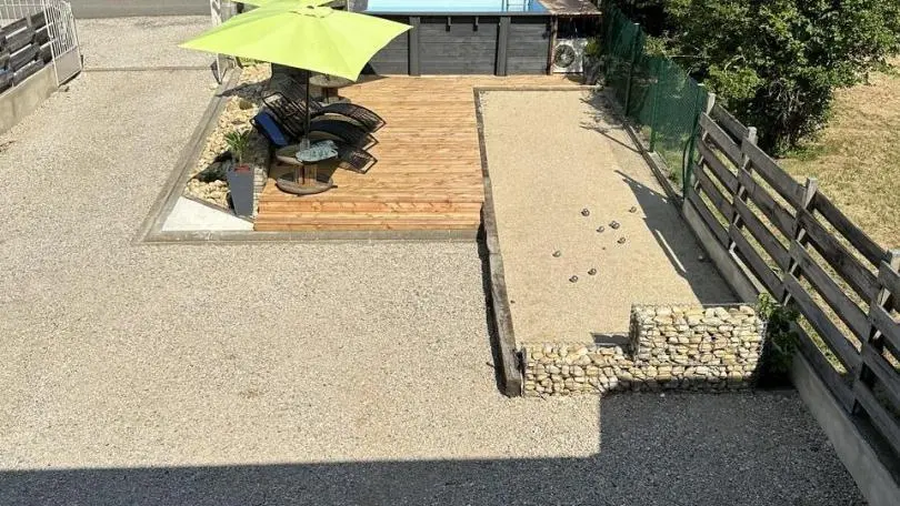 vue de la chambre en bois, toute la cour fermée par un portail