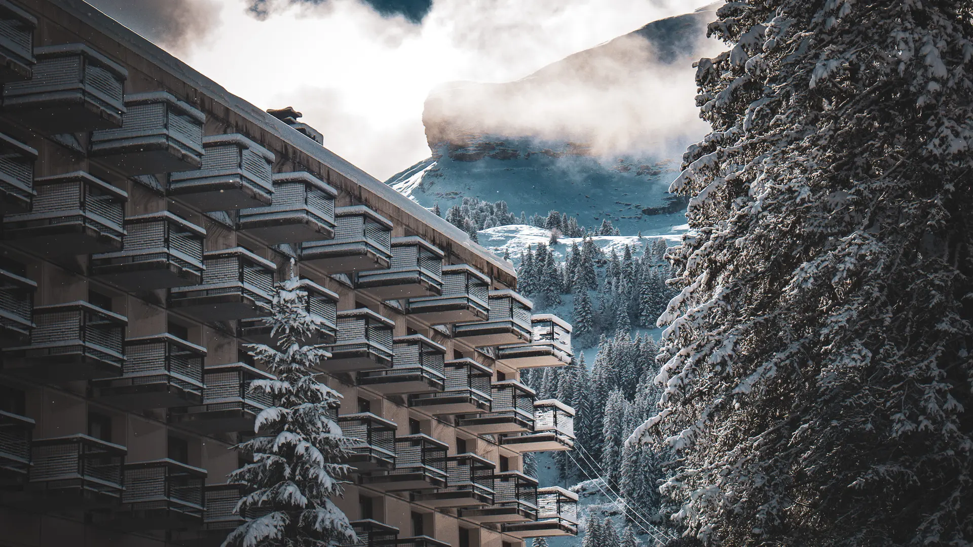 Vue du bâtiment depuis l'arrivée de Flaine Forum