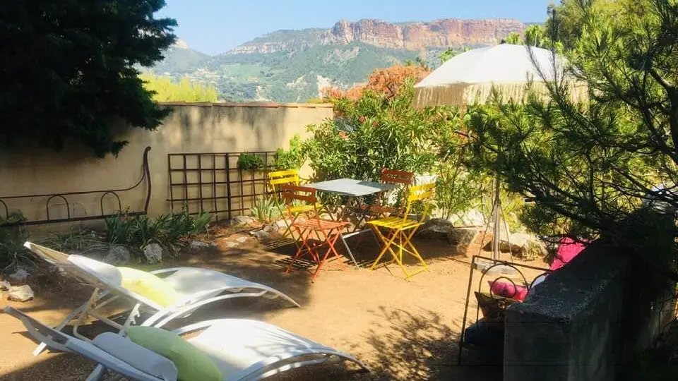 Coin jardin sous les pins, vue sur le cap canaille