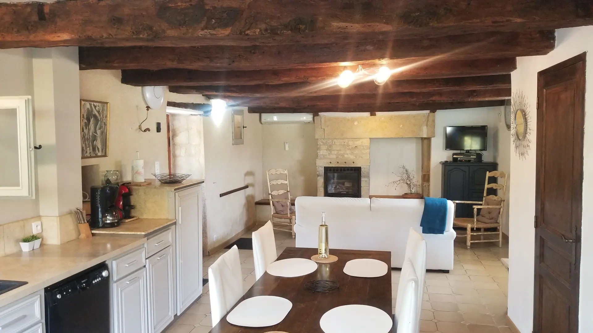 Pièce de jour.  Cuisine, salon.