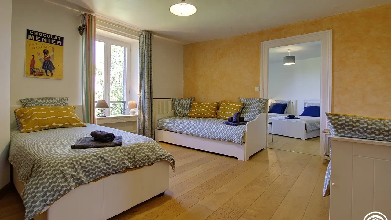 chambre 4, 3 lits simples et 1 lit tiroir pour le bonheur des enfants