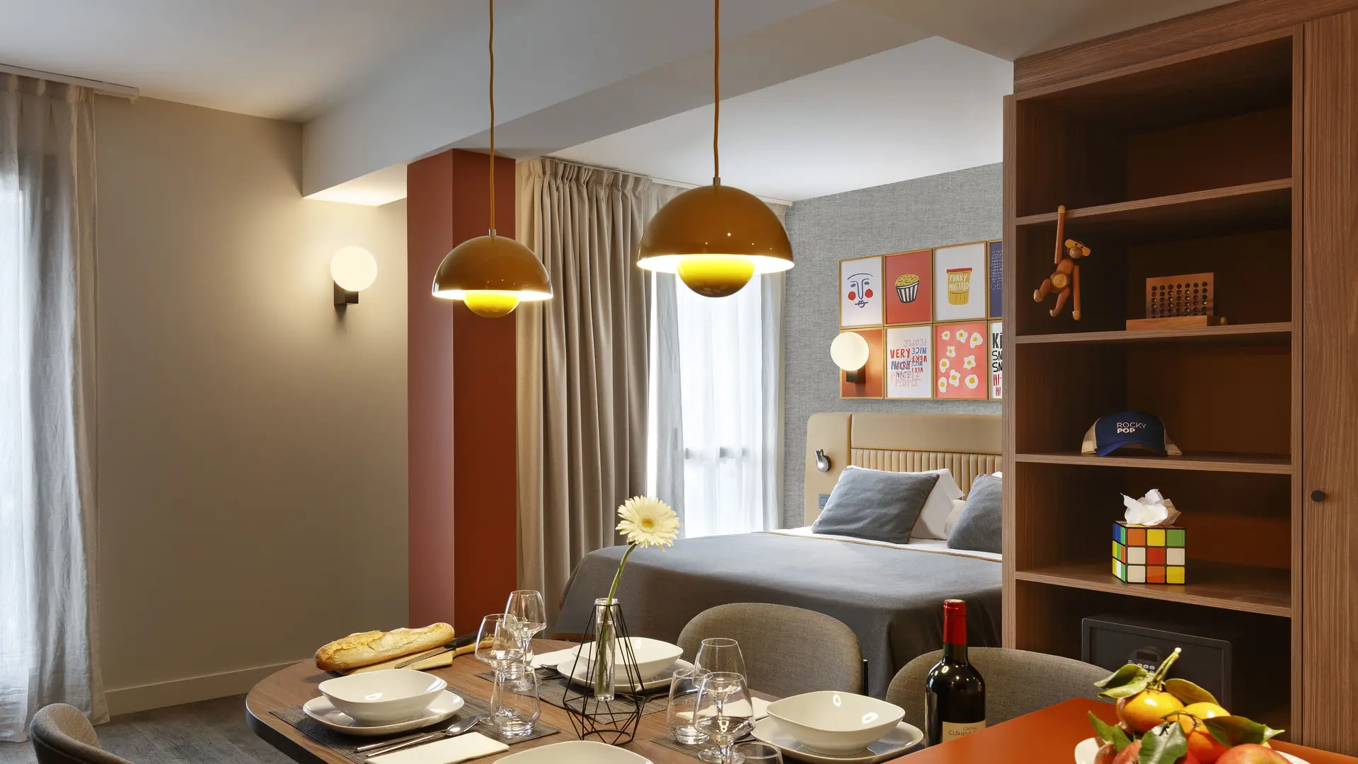 Coin salon avec vue sur la chambre