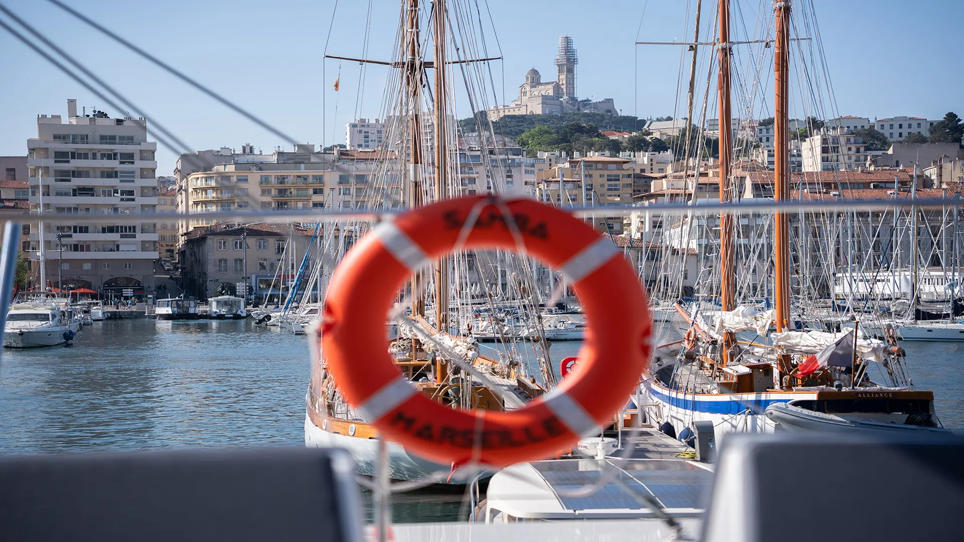 Bateau à Quai Vue Notre Dame de la Garde