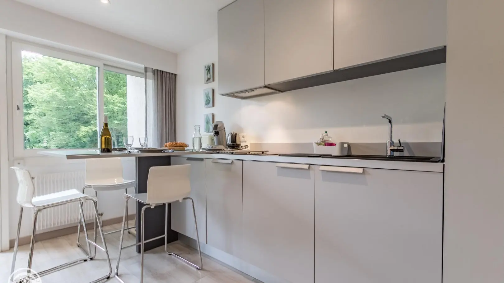 Espace repas avec vue sur parc et montagne