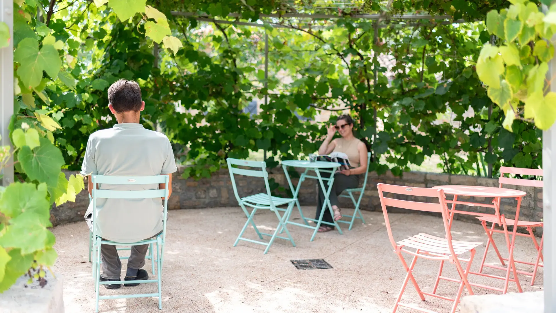LOU PAPAGAI: des recoins à l'ombre hors du tumulte de la vie quotidienne