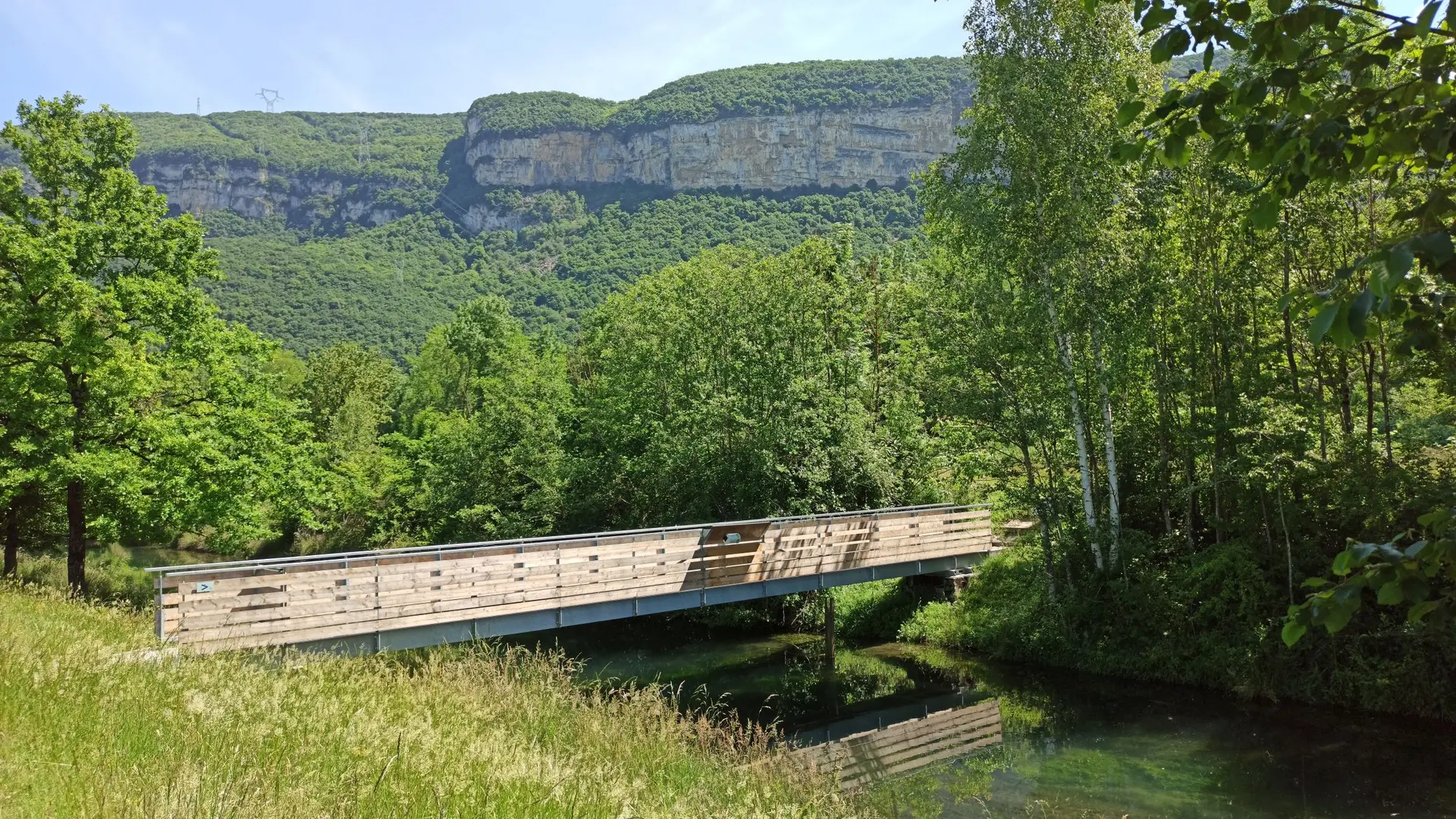 Passerelle sur le sentier