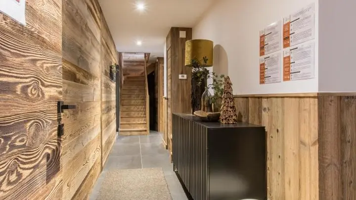 Couloir desservant les chambres du niveau 0