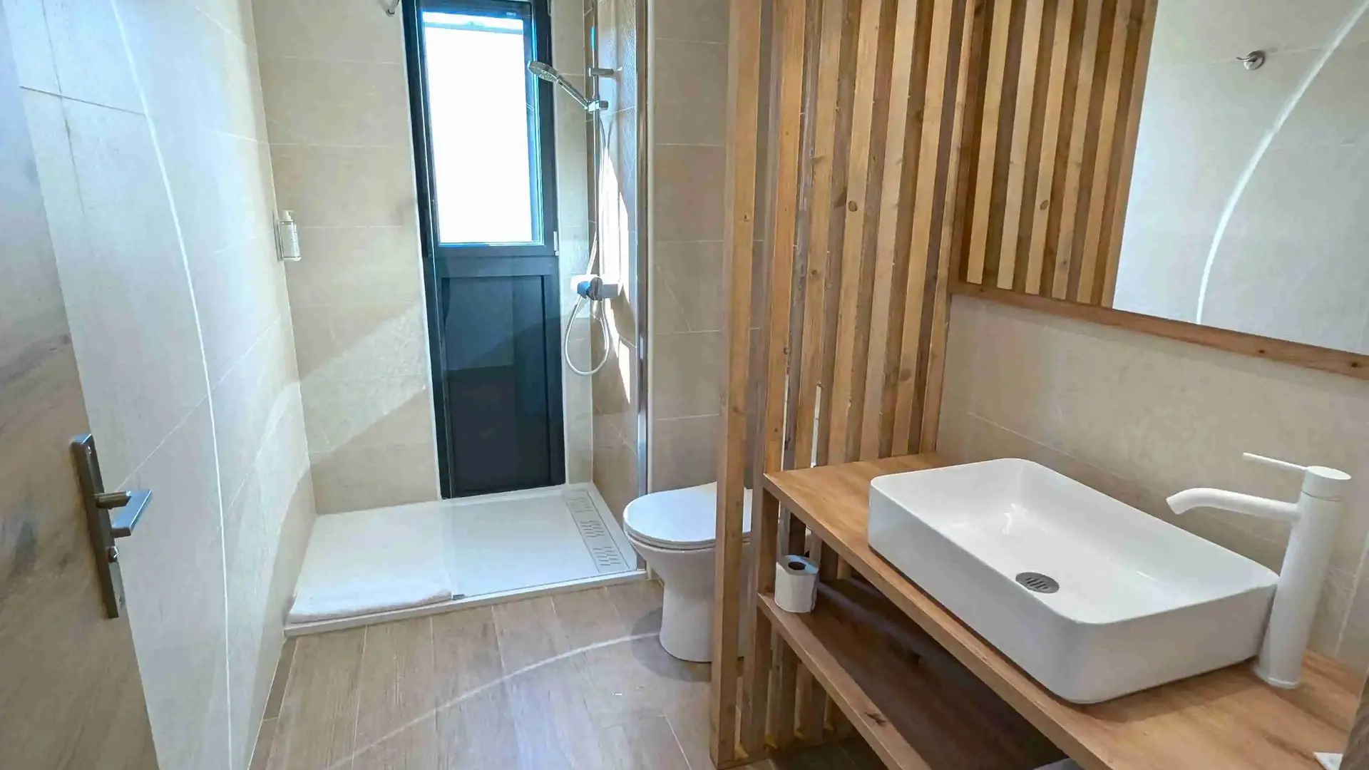 Daya Lodge - Lodge évasion_L'Isle-sur-la-Sorgue salle d'eau