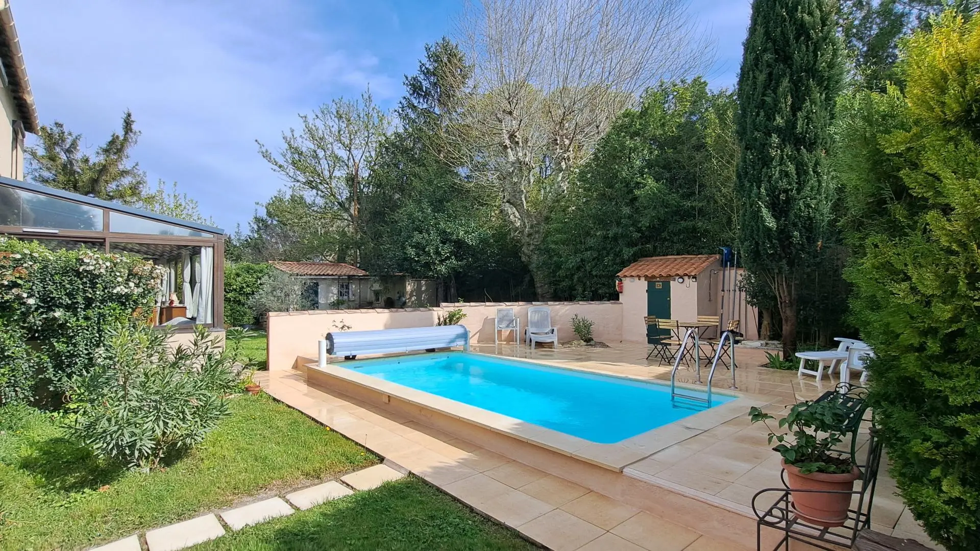 Allée de la piscine de l'Oustau dei Aucèus.