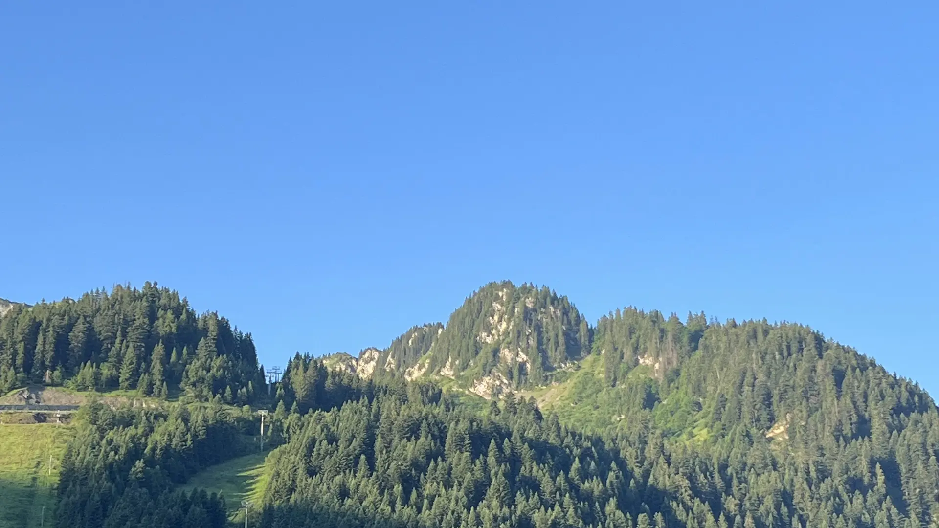 Montgolfière qui s'élève dans le ciel de Châtel, on y voit la lune