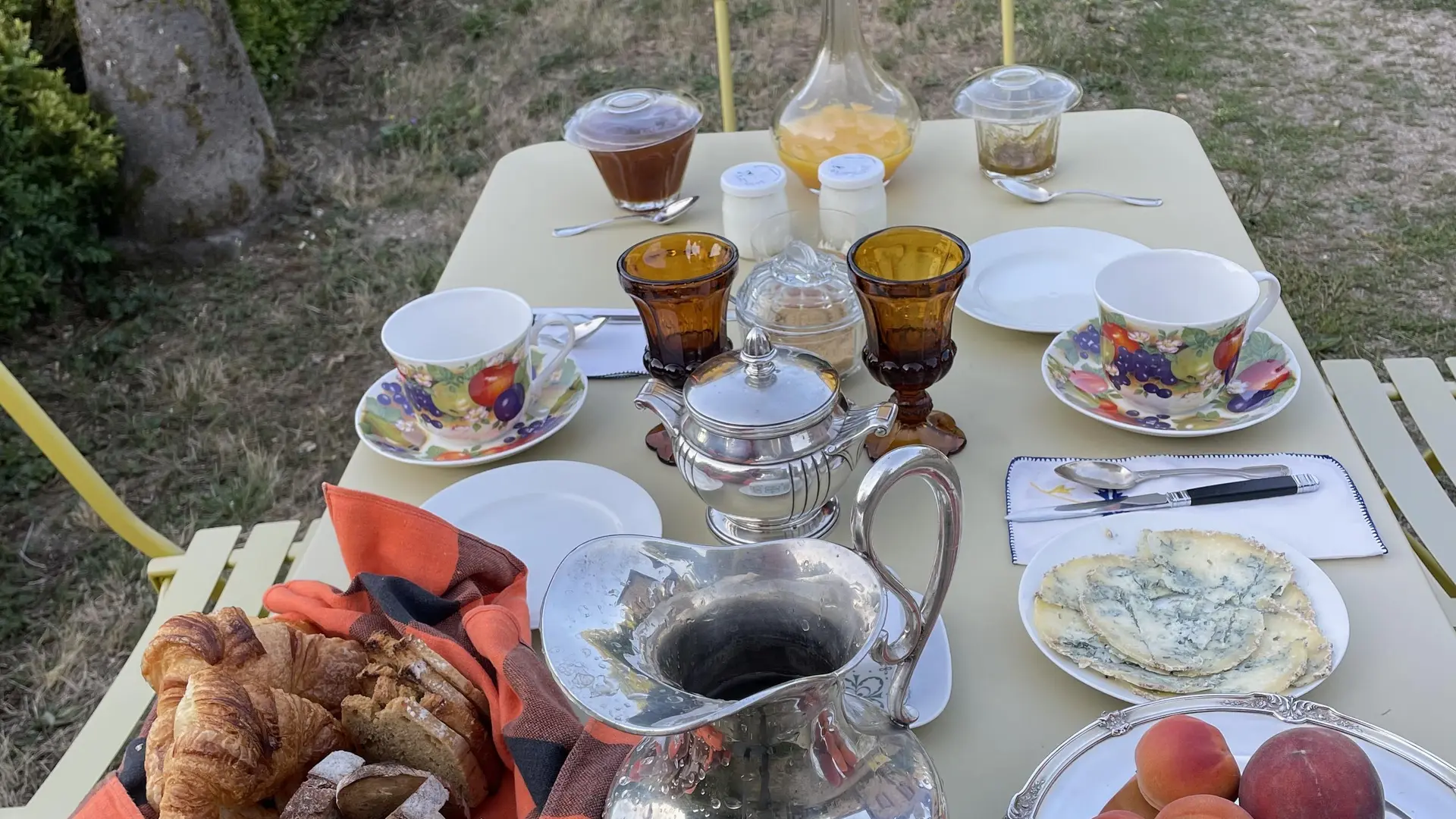 Petit déjeuner dsur la terrasse