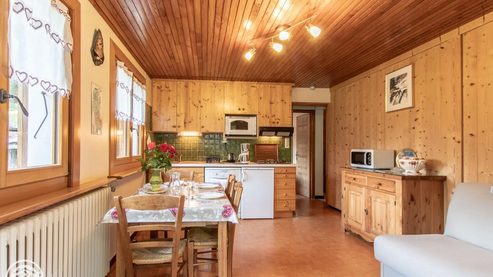 Pièce principale avec cuisine ouverte sur espace repas & détente