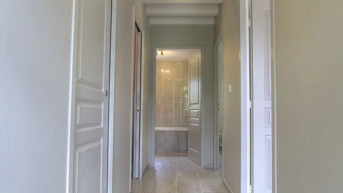 Couloir d'accès sur les deux chambres, salle de bain et WC indépendant.