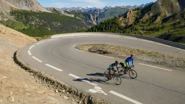 Cyclistes dans l'une des dernières épingles à cheveux du col de l'Izoard