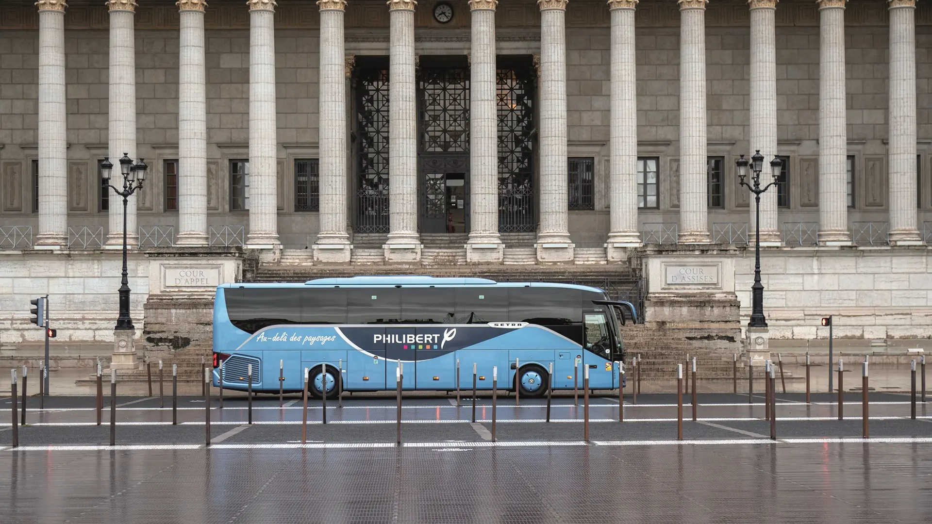 Car tourisme devant le Palais de Justice de Lyon