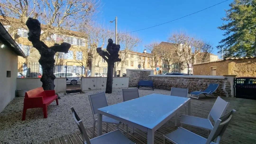 Cour fermée de 80m² avec terrasse en bois de 30m².