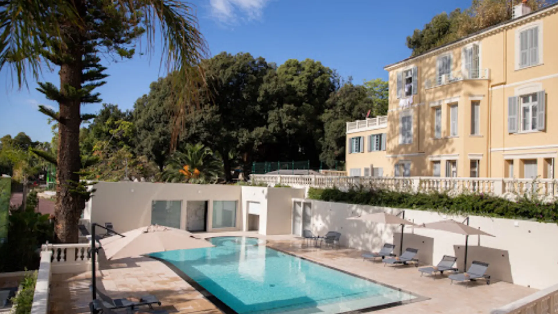 Vue de l'hôtel et de sa piscine