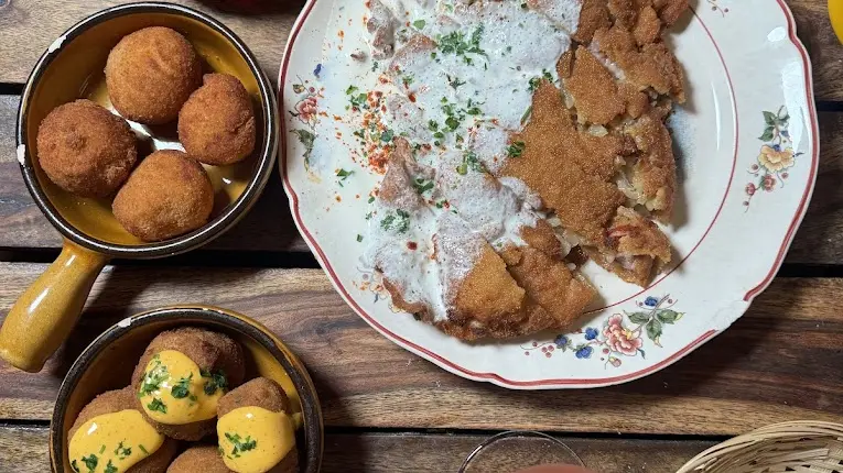 portions de tapas sur une table