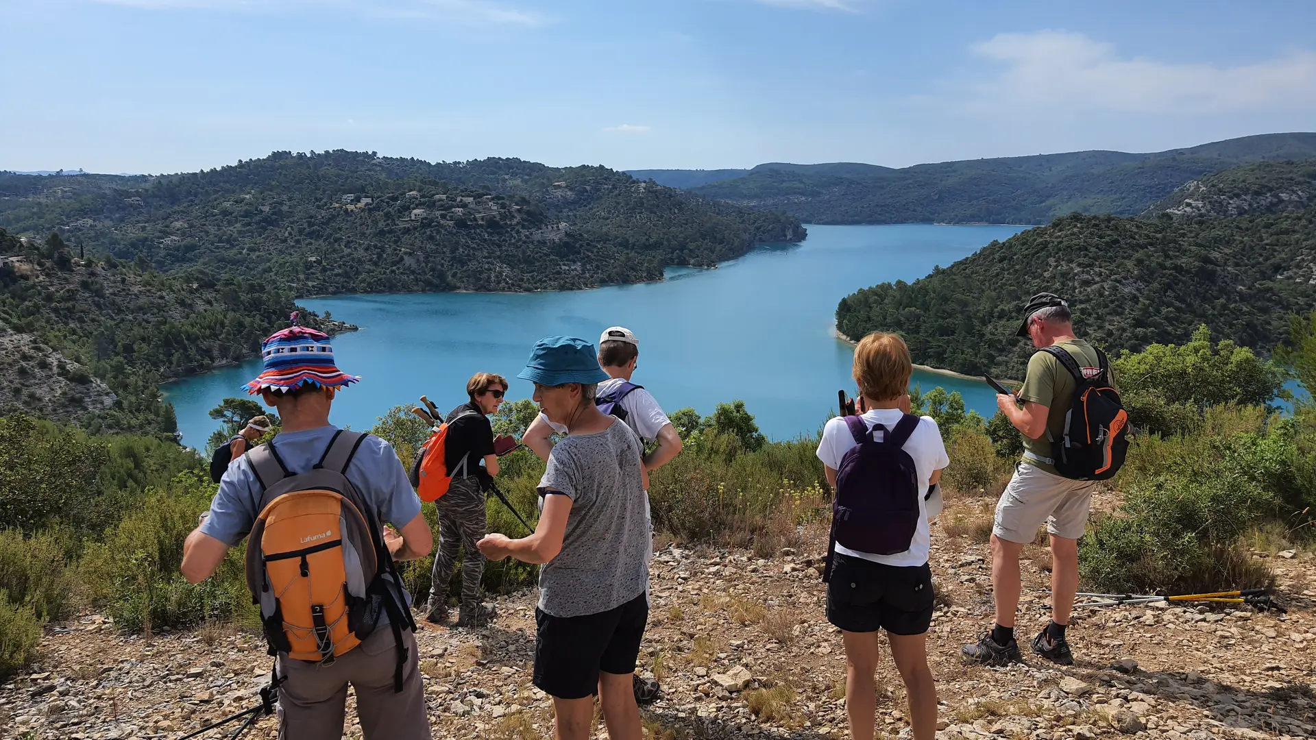 Passage avec vue panoramique sur le lac d'Esparron