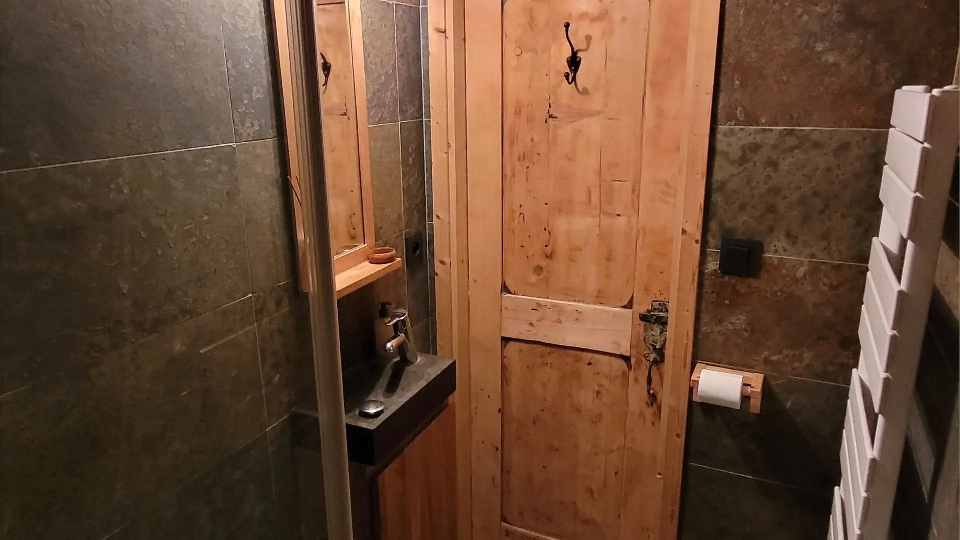 SALLE D'EAU REZ DE CHAUSSEE