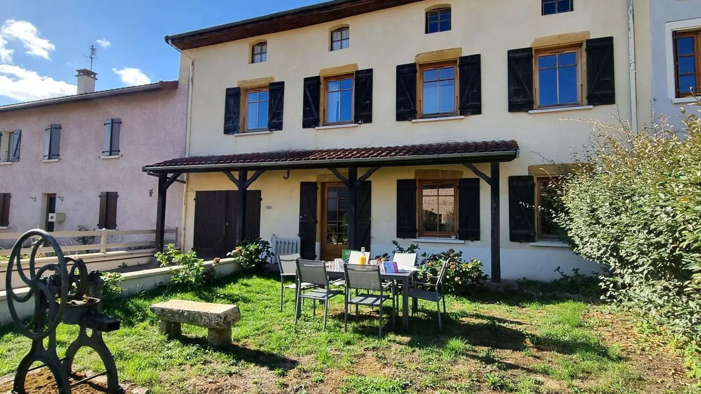 Jardin en rez-de-chaussée côté pièce de vie.