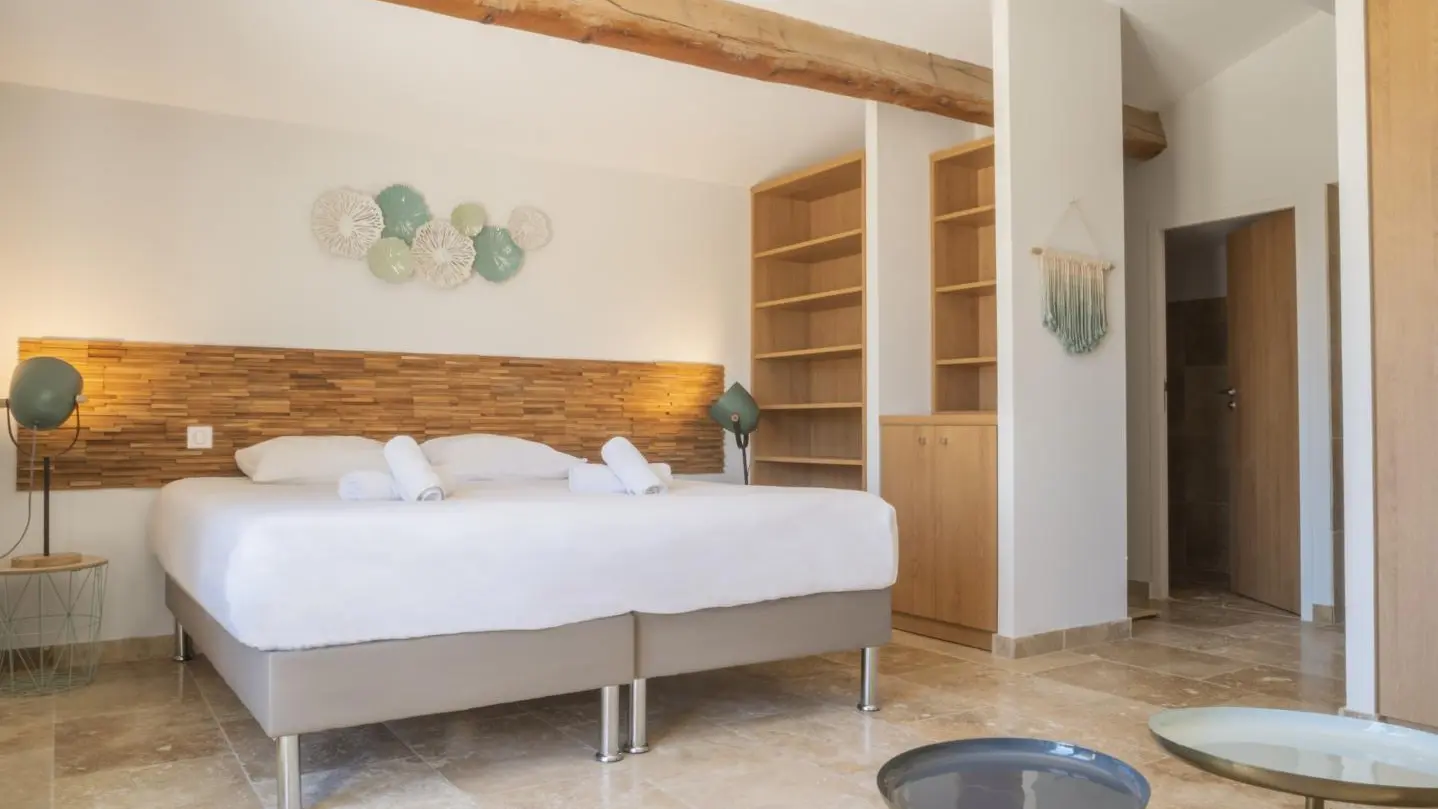 chambre master avec salle d'eau attenante et wc séparé