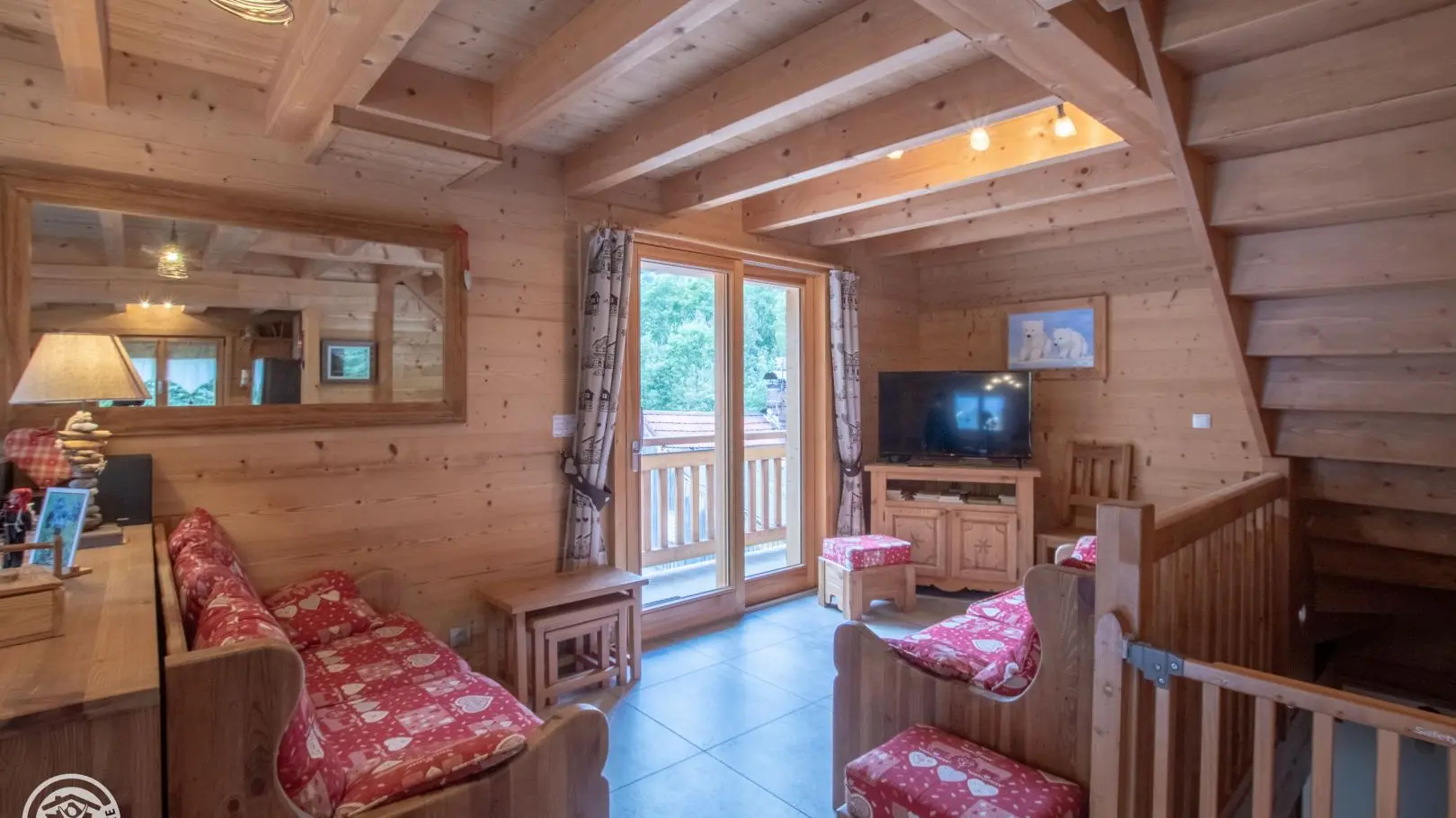 Accès au niveau inférieur par escalier fermé par une barrière de sécurité.