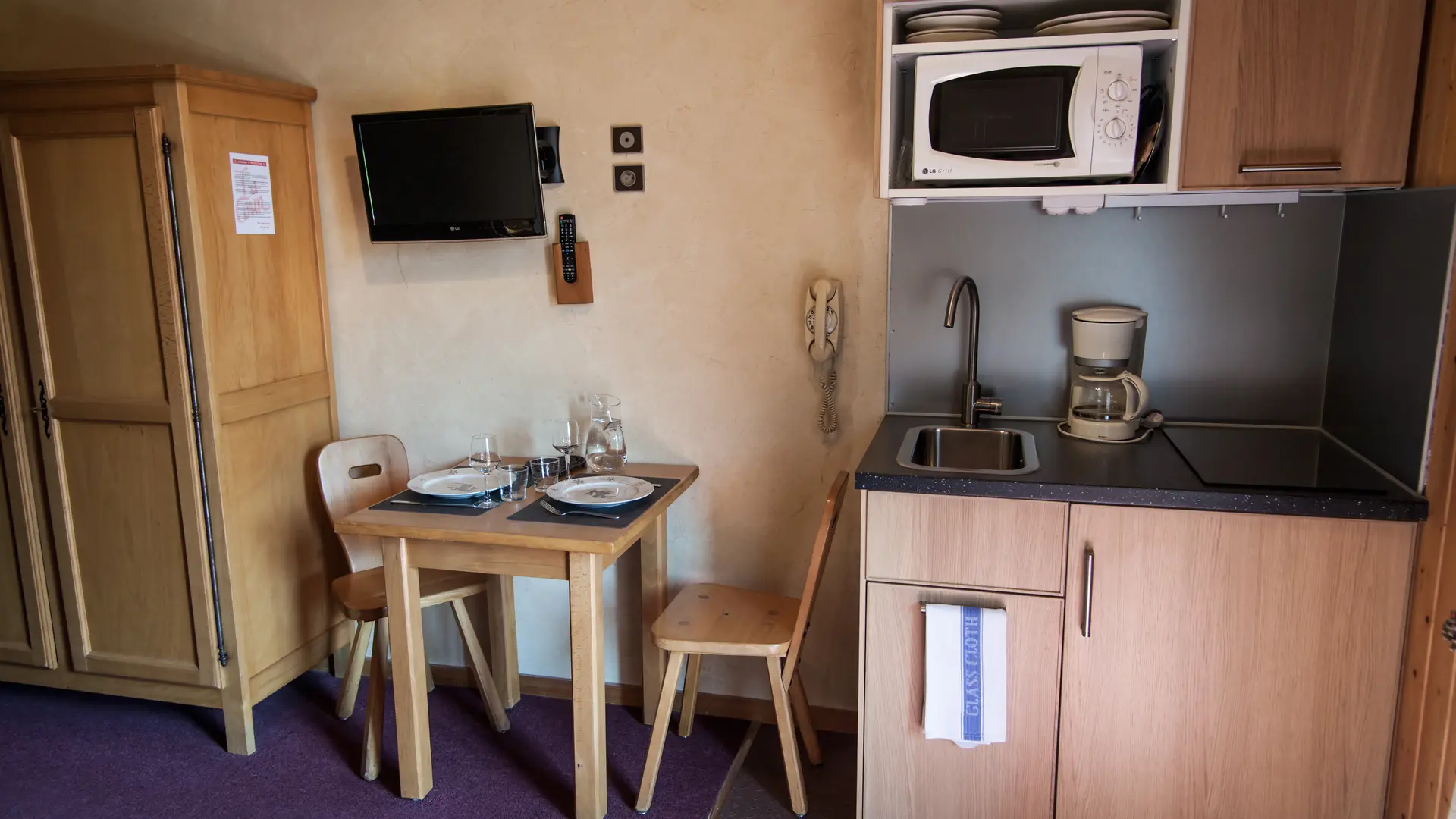 Vue sur la cuisine, table à manger et télévision