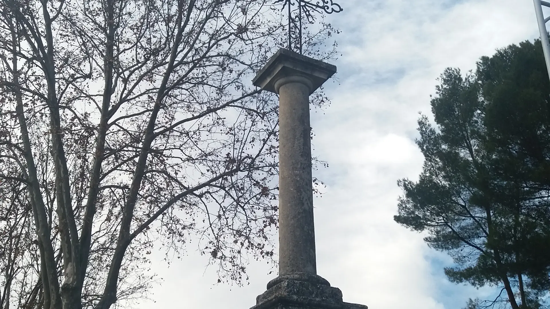 Croix sur le boulevard Maréchal Juin