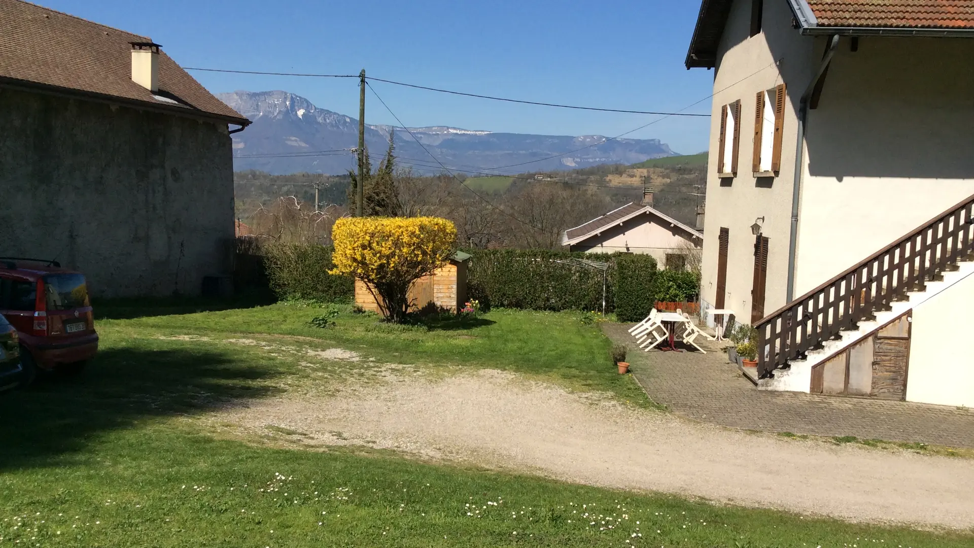 Vue de la maison depuis le jardin.