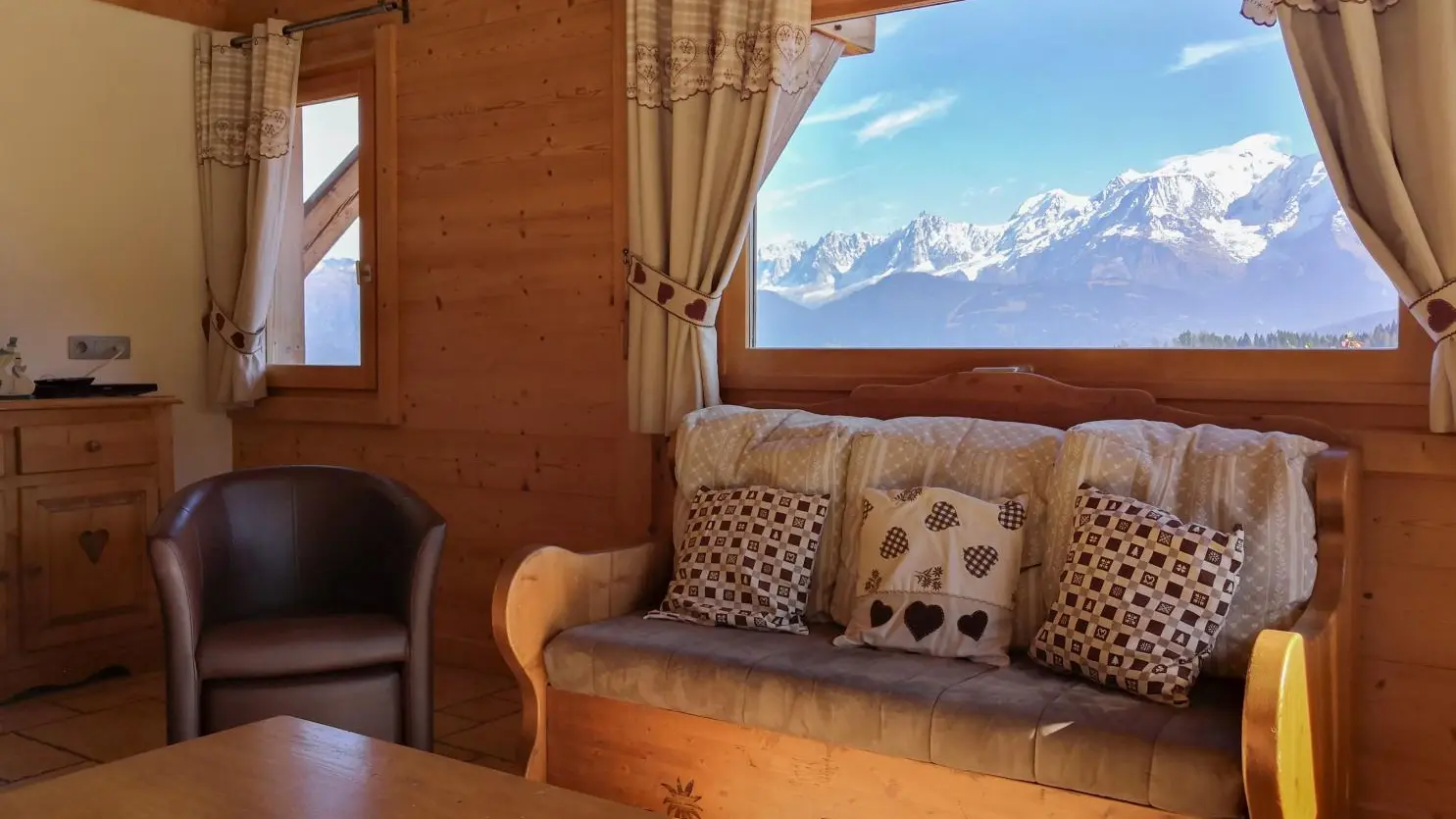 Le coin salon avec vue sur la Chaine du Mont Blanc par la baie, un spectacle bien au chaud