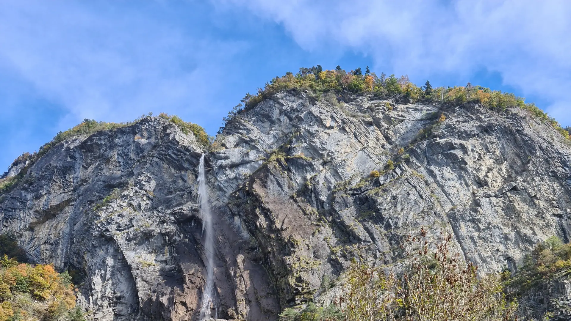 la cascade d'Arpenaz en automne