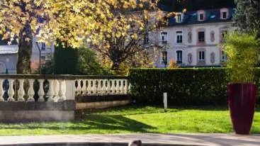 Femme se relaxant dans la piscine d'eau thermale du Grand Hôtel d'Uriageu