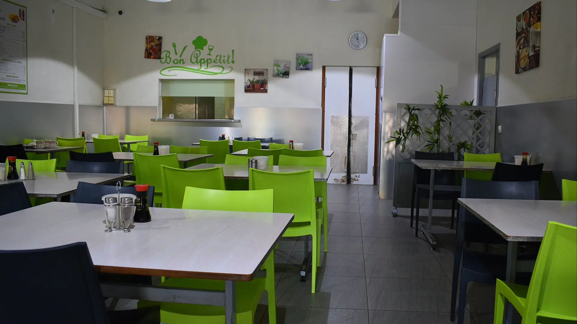 Intérieur du restaurant Mina Snack