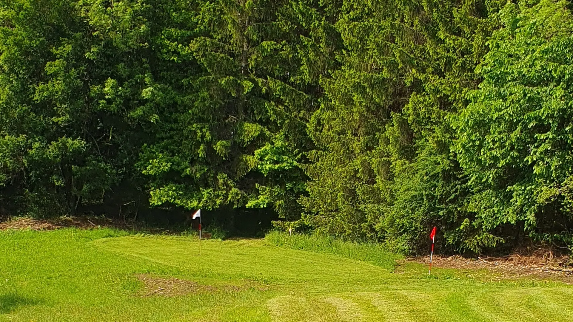 Trou bien technique avec la pente en bord de green