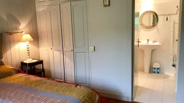 Badezimmer im Hauptschlafzimmer