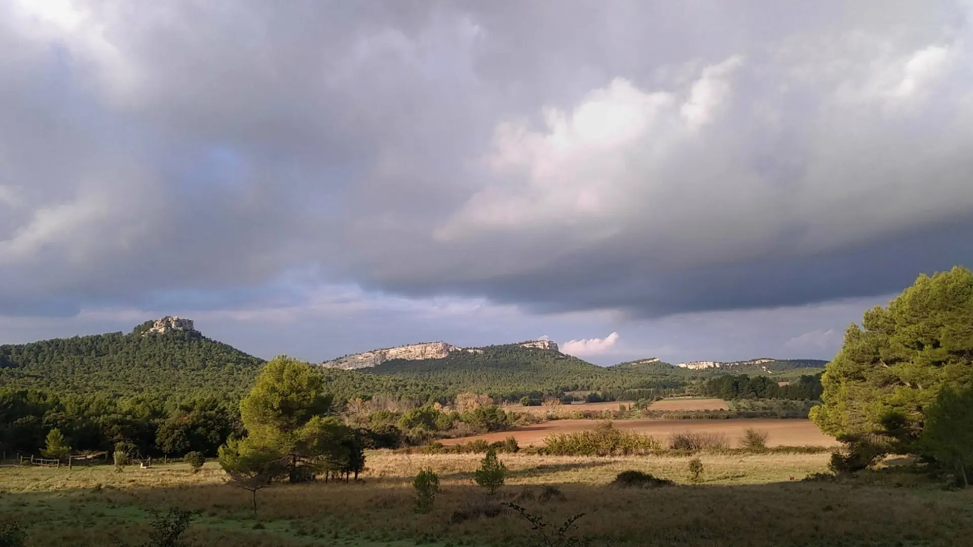 Vue sur le Mont Paon et les Baux