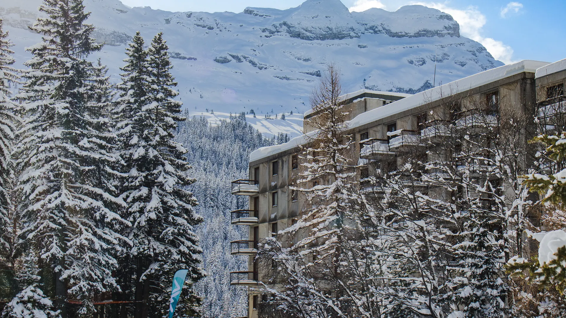 Vue du bâtiment depuis le parking du cabinet médical