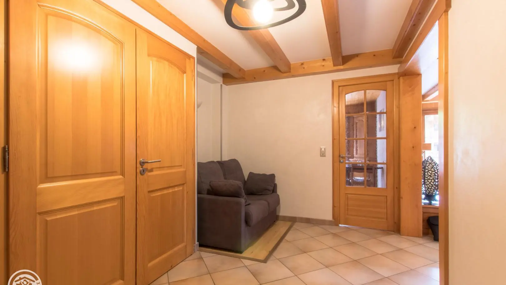 Entrée avec coin couchage - canapé convertible 90x190cm couchage pour 1 personne