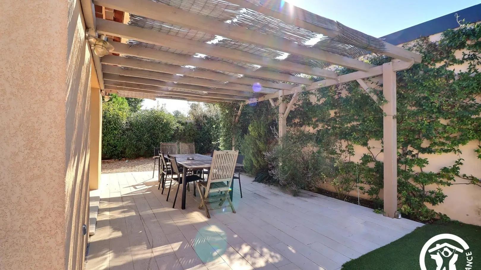 terrasse et pergola ombragées par les canisses