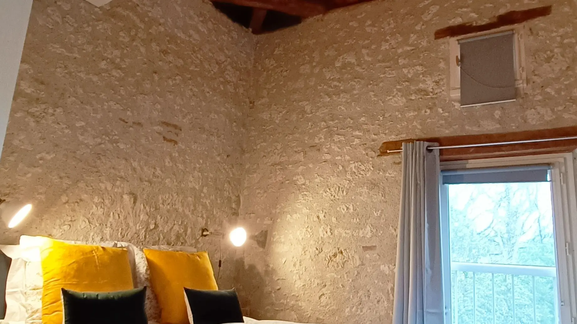 Chambre et salle d'eau douche Pigeonnier