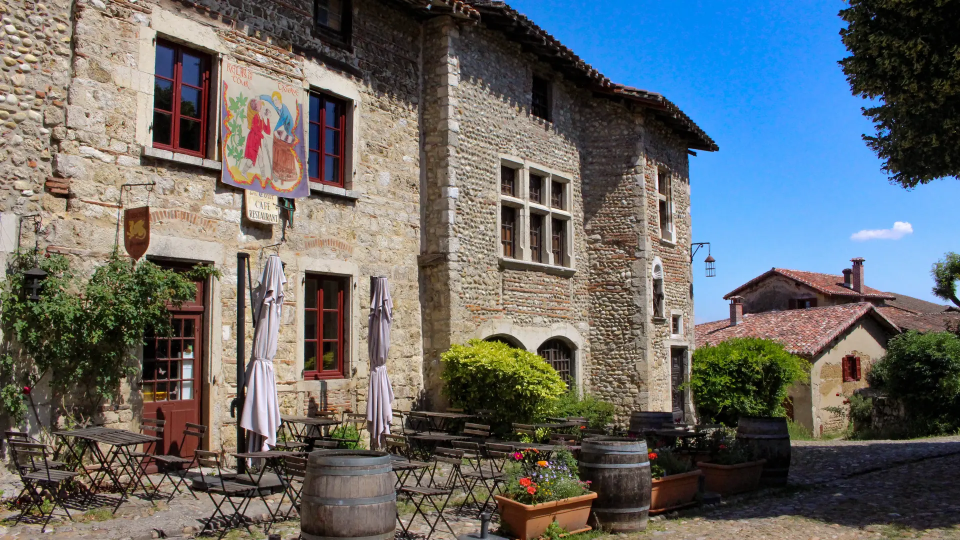la terrasse du relais de la tour à Pérouges