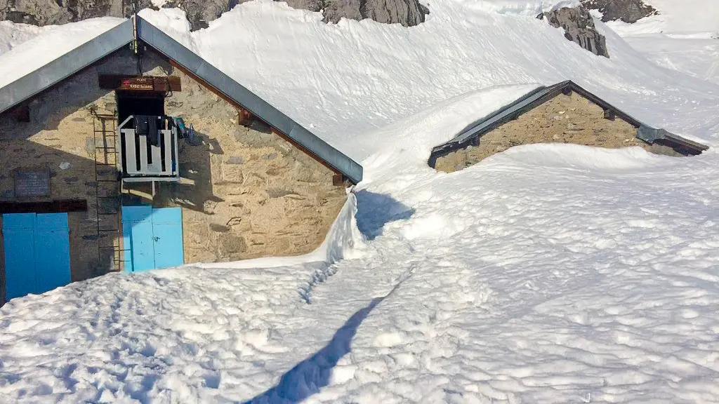 In winter, a ladder at the entrance to the refuge gives access to the dormitory for shelter.