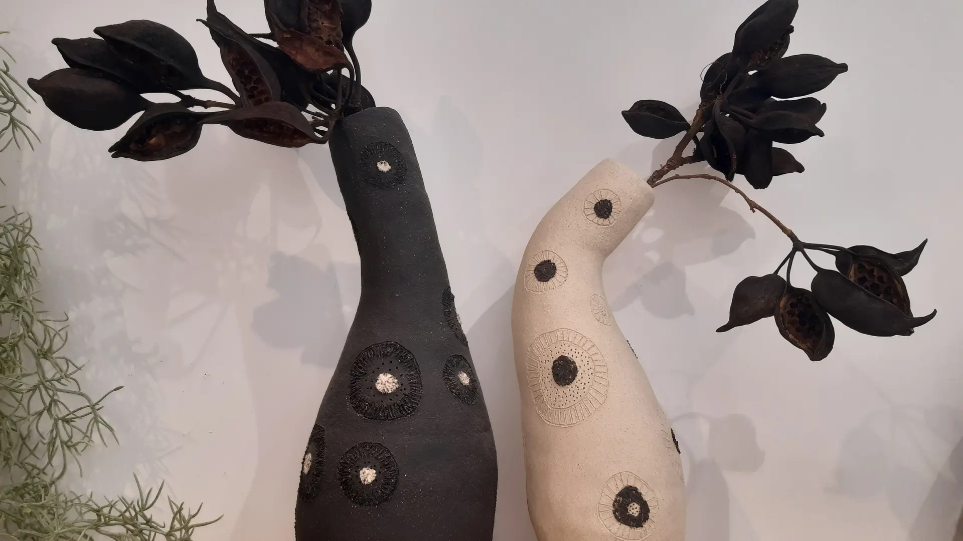2 vases blanc et noir en forme de poire perforés