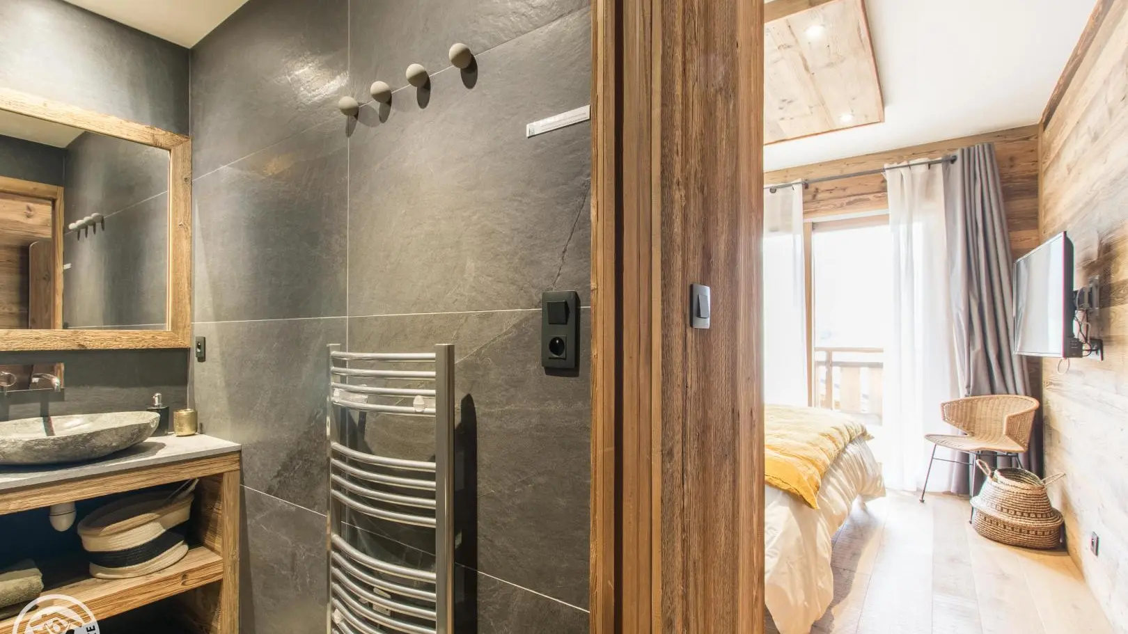 Chambre niveau 0, salle de bain + wc et terrasse privative