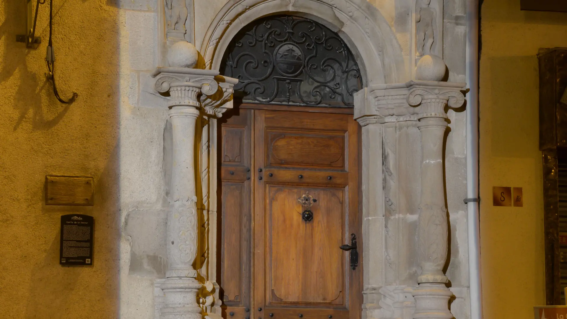 Porte de la Devise - nuit
