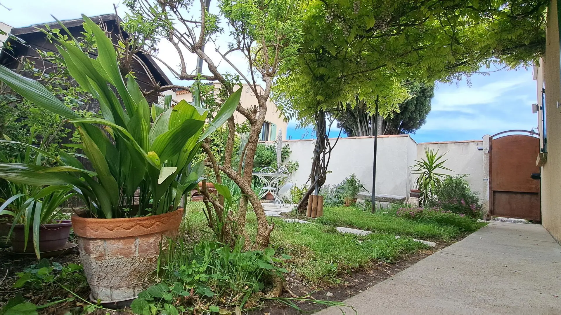 Entrée Sud sur terrasse de l'Oustau dei Aucèus.