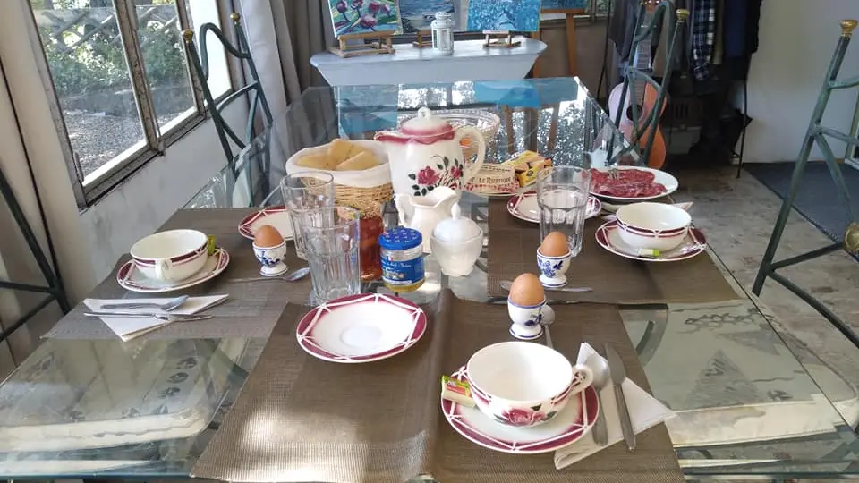 Petit-déjeuner dans la véranda